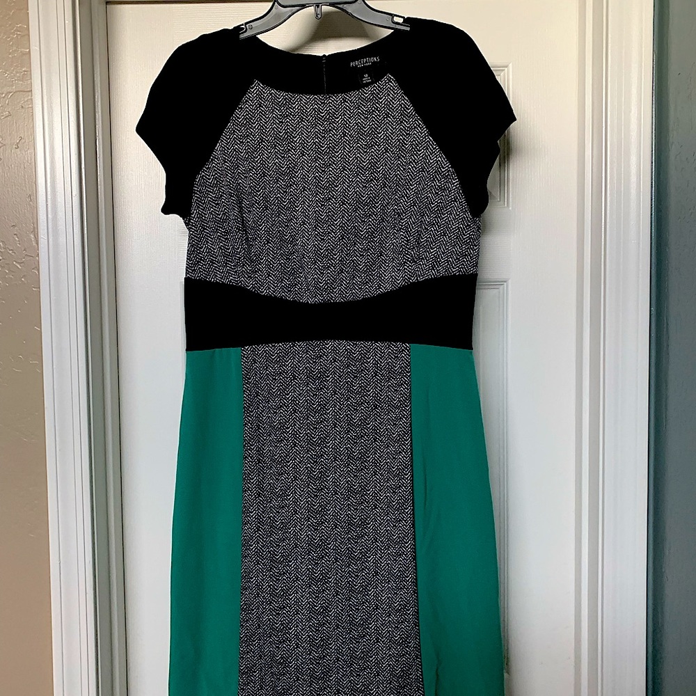 Stunning dress w/unique design